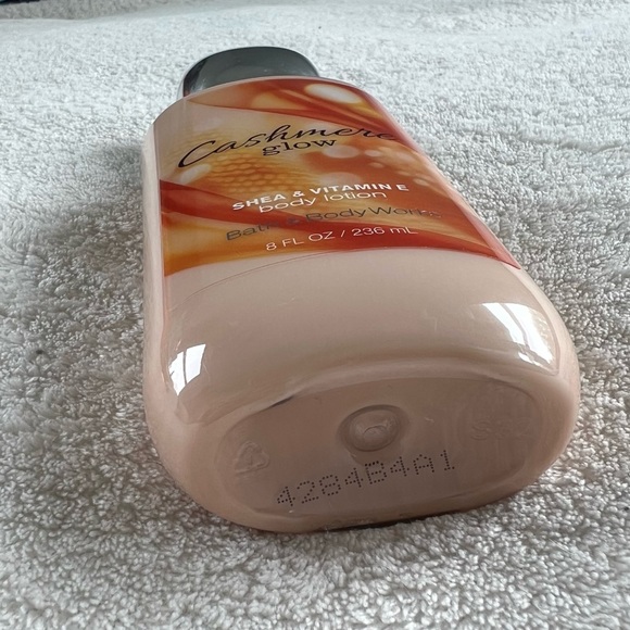 Bath and Body Works Cashmere Glow Body Lotion - Picture 4 of 4